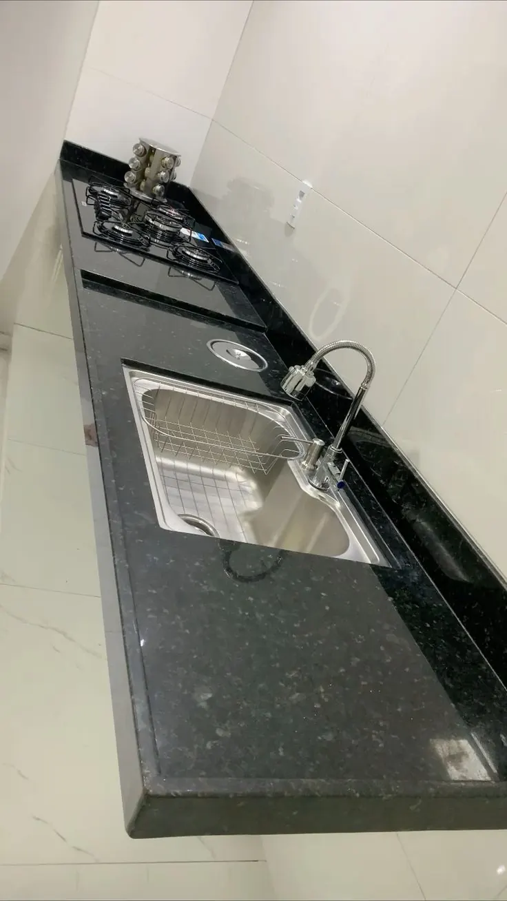 Cubierta de cocina en granito negro con fregadero de acero