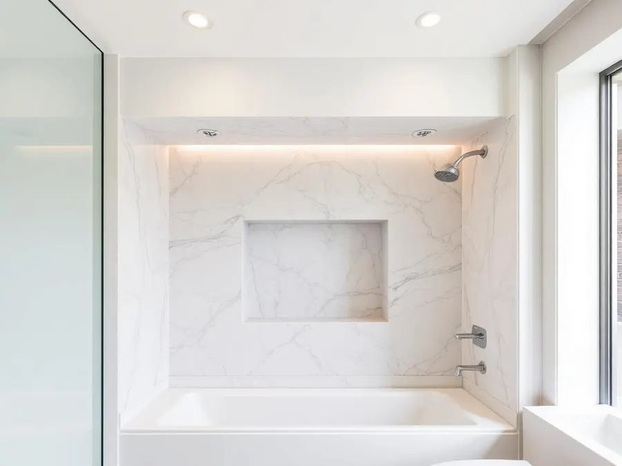 Baño con nicho revestido en piedra veteada